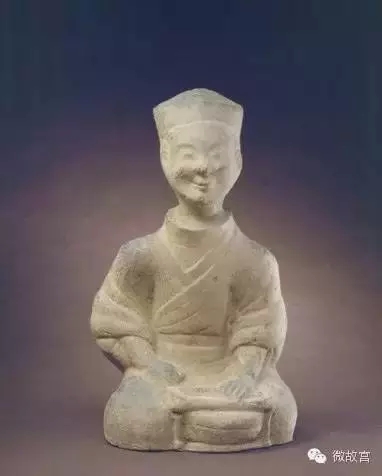 △这位大厨袖子挽得高高的，跪坐在地上，脸上喜悦的表情好像在告诉我们东汉时期四川彭山地区的生活日子还是过得不错的。（慈宁宫雕塑馆）