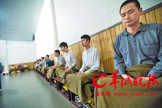 　　应聘者体验打坐禅修