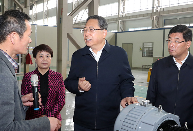 要立足当下救急纾困、大力度实举措解决民营经济发展中遇到的突出问题，加快建设更加公平法治便利的一流营商环境