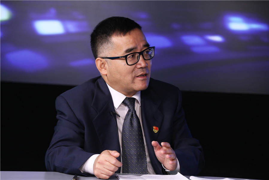 聚焦深度贫困地区和产业发展短板，建立完善产业扶贫‘双绑’机制，推进产业扶贫工作扎实有效开展。
