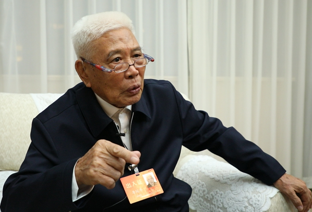 敌人是飞机大炮，我们是小米加步枪，我们靠什么呢？靠坑道。