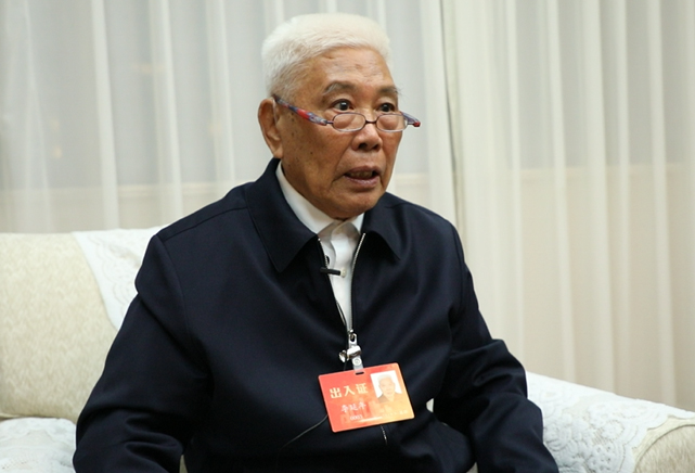今天我们把自己的一切交给祖国，按照人民的意志办好事。