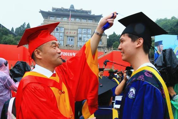 注重仪式 体现对人才的尊重